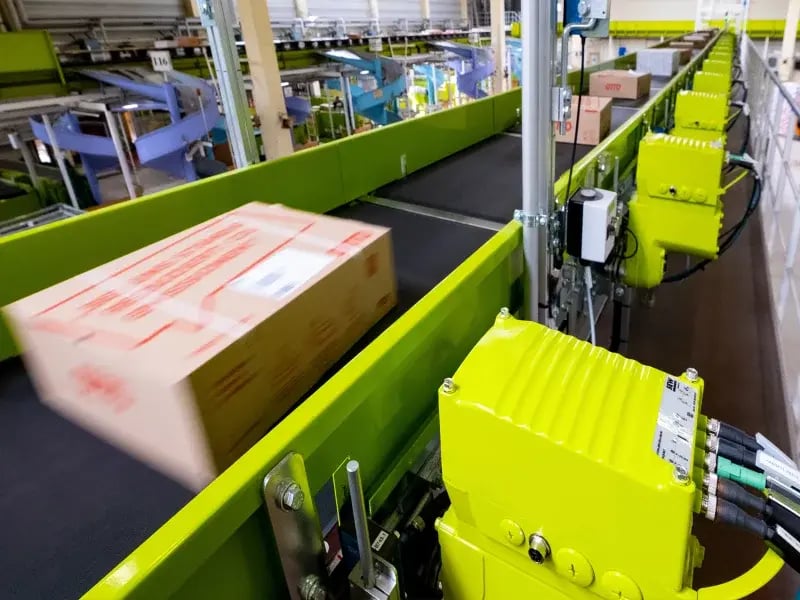 9MD1527_conveyor-line-with-parcels-7013-800x600