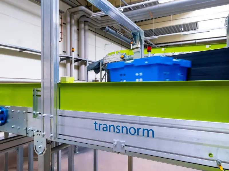 9MD1527_conveyor-line-with-boxes-6955-800x600